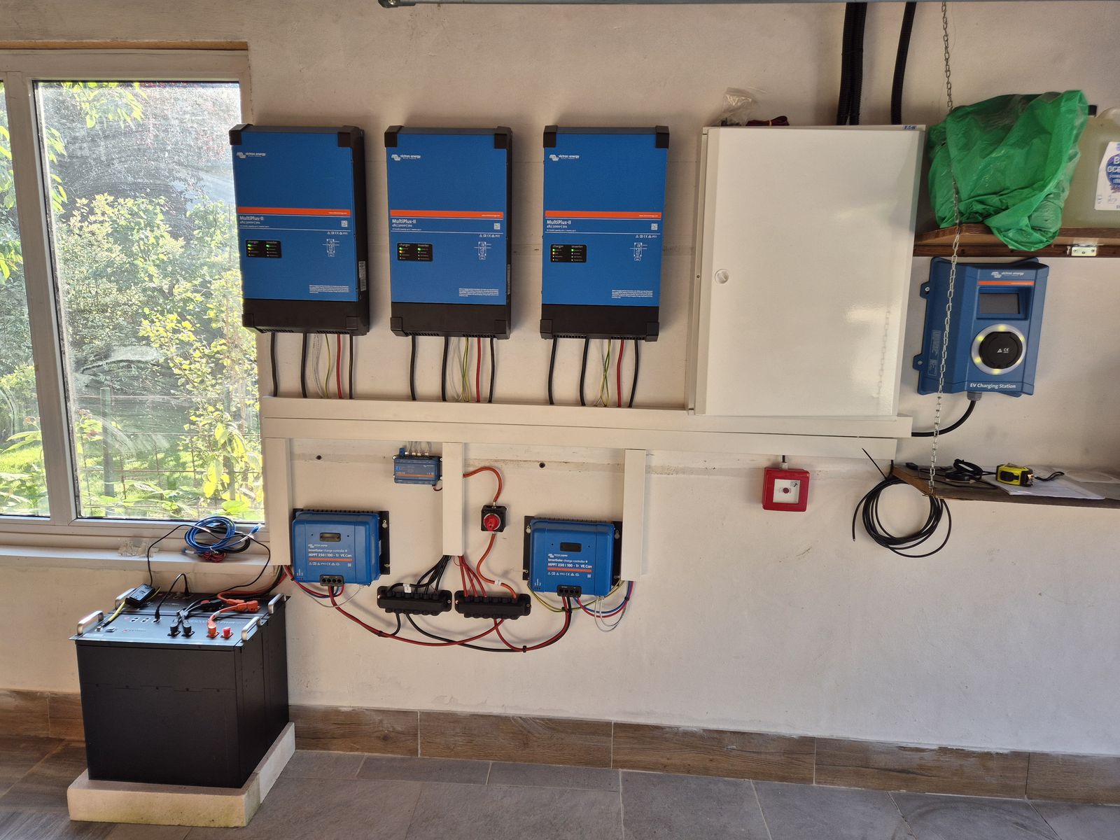 Technik ELDAK při práci na rozvaděči